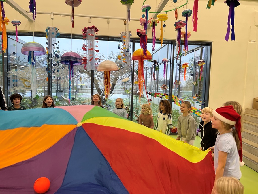 Børn står med en faldskærm