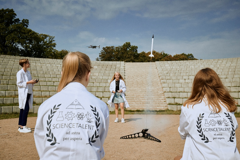 Unge udendørs affyrer raket